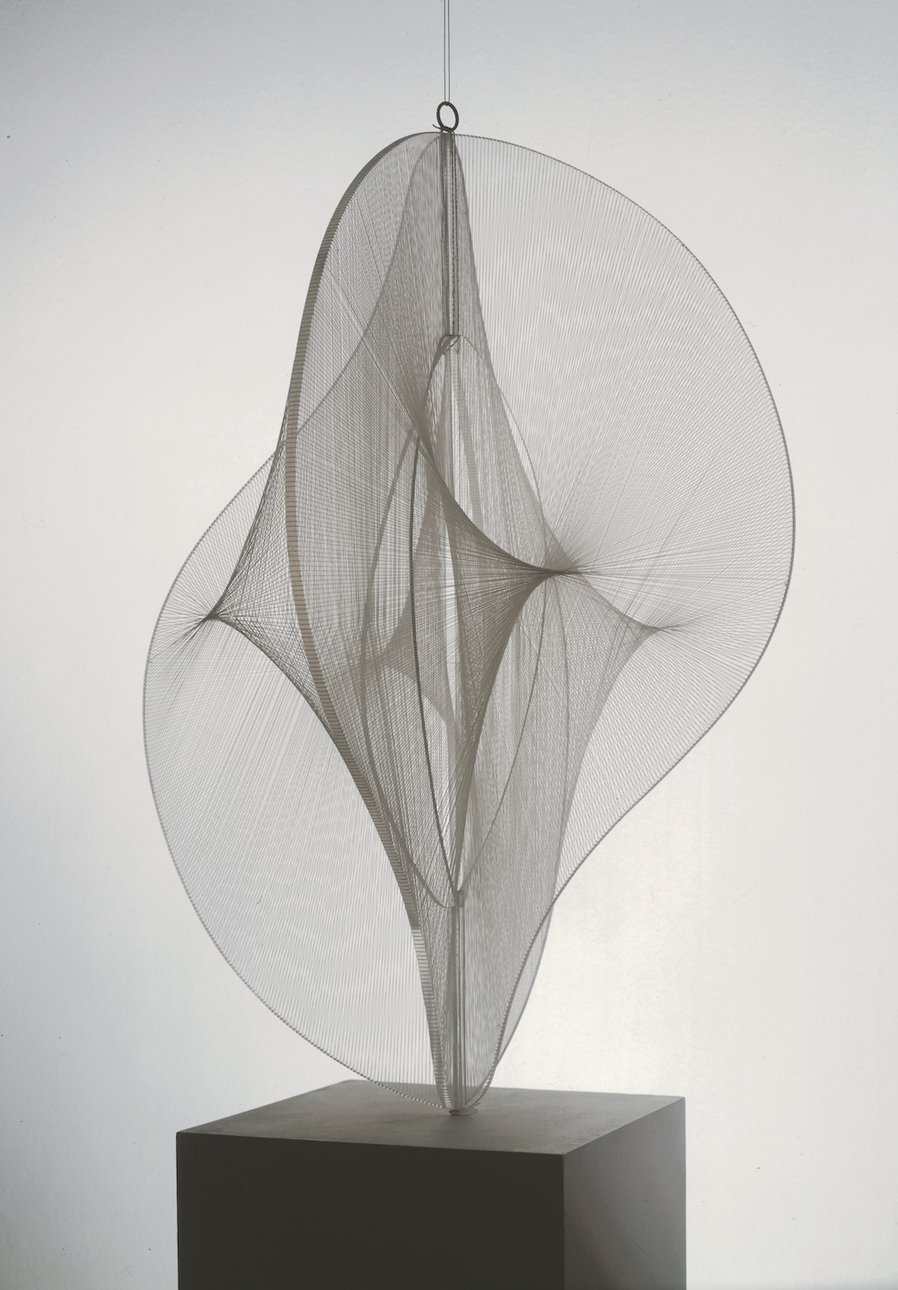 Наум Габо. «Линейная конструкция №2». 1970-71. Фото: The Work of Naum Gabo © Nina & Graham Williams / Tate, 2019