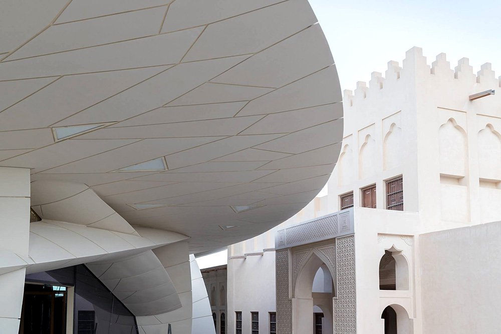 Отреставрированный дворец шейха Абдуллы, в котором с 1975 года размещался Национальный музей, вписан Нувелем в новое здание. Фото: National Museum of Qatar