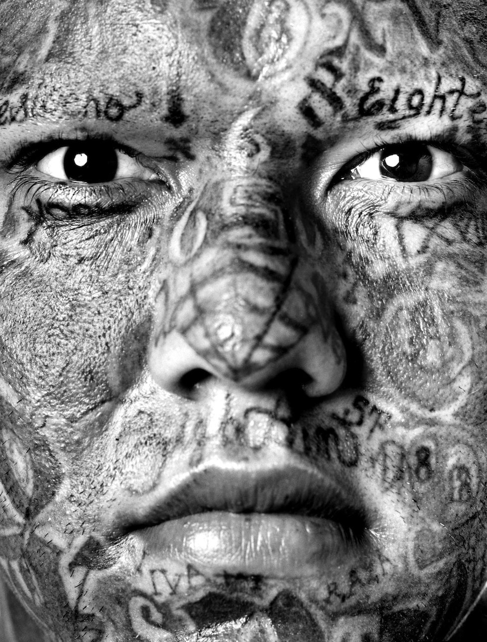 Исабель Муньос. «Портрет члена банды мара». Из серии «Марас». 2006. Фотография. Собрание автора, Мадрид. Фото: Isabel Muñoz, 2020