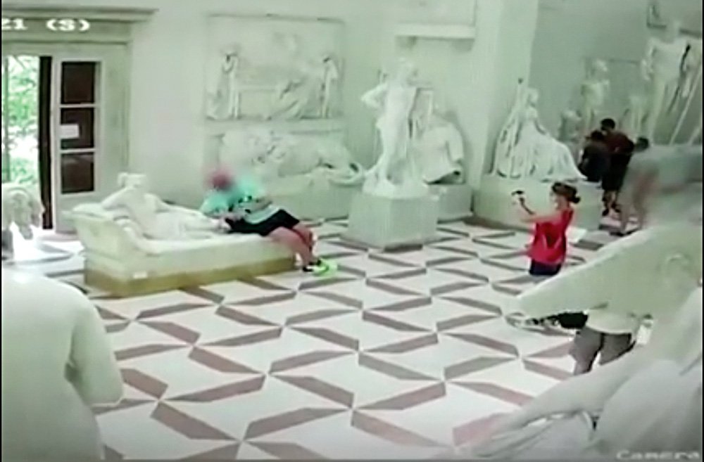 Запись с камеры видеонаблюдения, на которой отчетливо виден мужчина, лежащий на скульптуре. Фото: Carabinieri Treviso