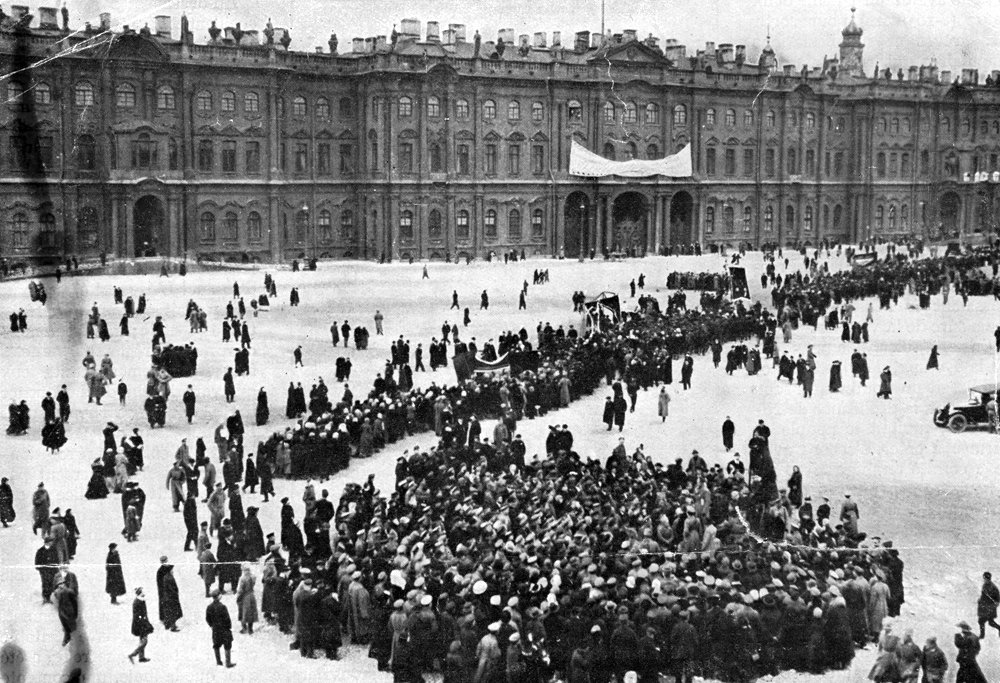 Демонстрация на площади перед Зимним дворцом в Петрограде. Октябрь 1917 г.© Photo by Hulton Archive/Getty Image