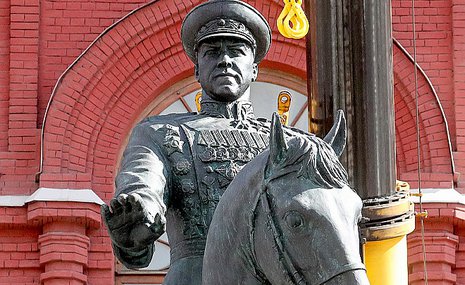 Памятник Жукову отреставрировали и вернули на место