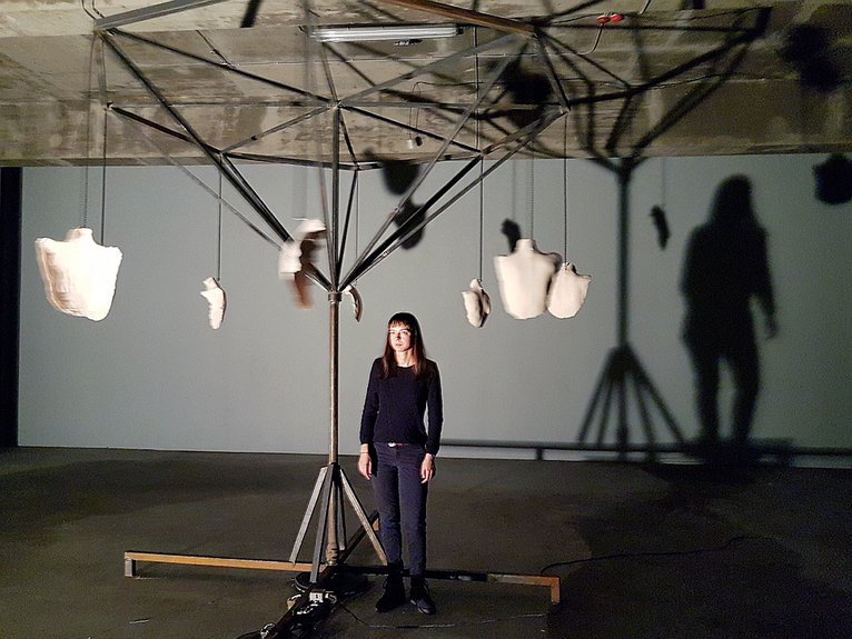 Победительница Brewhouse Art Prize Елена Артеменко на фоне своей работы "Карусель". Фото: Анастасия Петракова