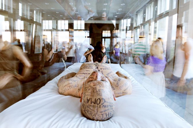 Андрей Кузькин. «Все, что есть, — все мое». 2010. VI Берлинская биеннале современного искусства. Документация перформанса. Фото: Уве Вальтер