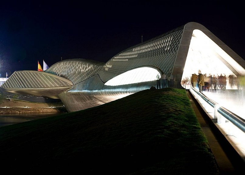Павильон-мост в Сарагосе. Фото: zaha-hadid.com
