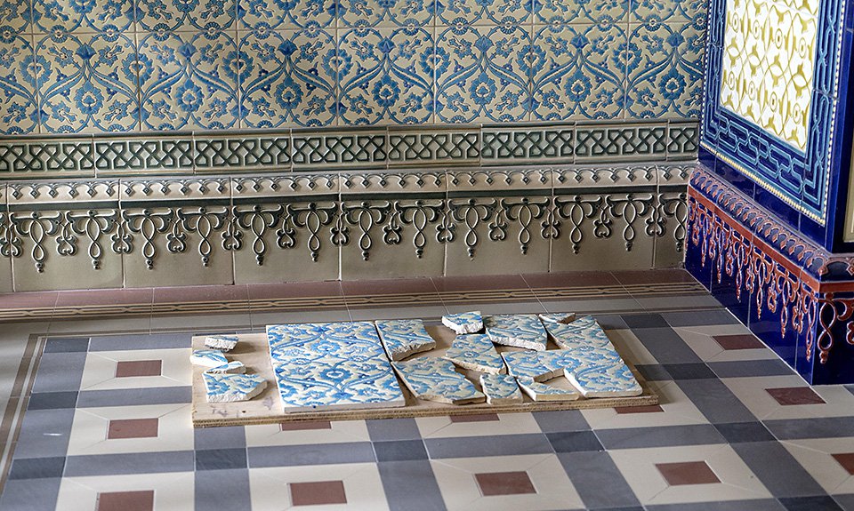 Элементы керамической плитки в Мавританской уборной. Фото: Музей-заповедник «Царское село»