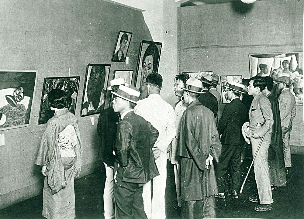 На выставке русских художников в Японии. 1927 г. Фотография из частного собрания. Фото: Музей Анны Ахматовой в Фонтанном доме