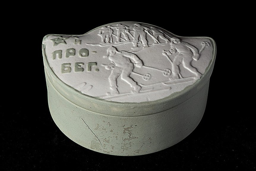 Шкатулка «Лыжный пробег». Дмитровский фарфоровый завод. 1920-е. Двуслойный фарфор, имитирующий «Веджвуд». Фото: «Эритаж»