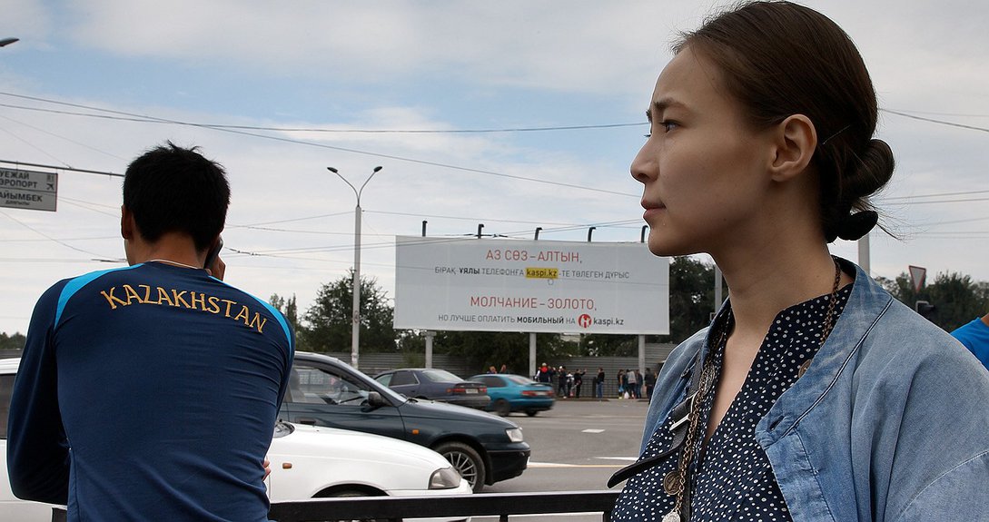 Алмагуль Менлибаева. «Зеленый, желтый, красный и снова зеленый. Алма-Ата». 2015. 18 мин, 4к, видео стил. Представлено American-Eurasian Art Advisors LLC. Almagul Menlibayeva ©