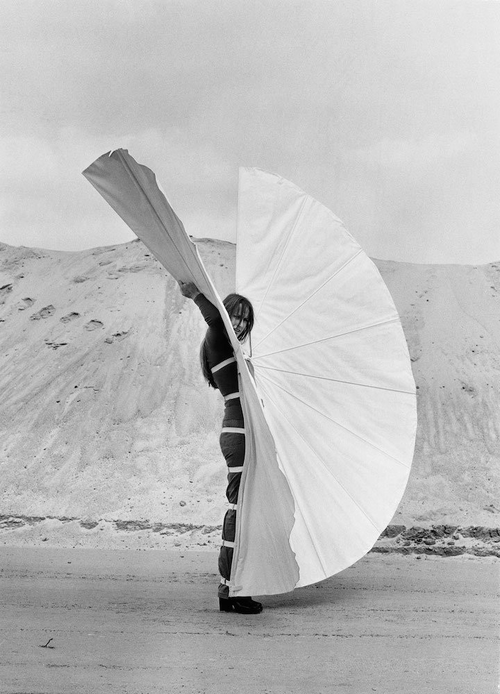 Ребекка Хорн. Кадр из перформанса White Body Fan. 1973. Фото: Rebecca Horn/ProLitteris, Zürich