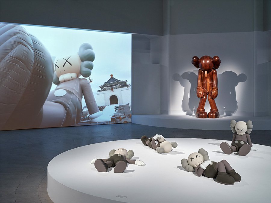 Фрагмент экспозиции «KAWS. Какая вечеринка!». Фото: KAWS/Brooklyn Museum