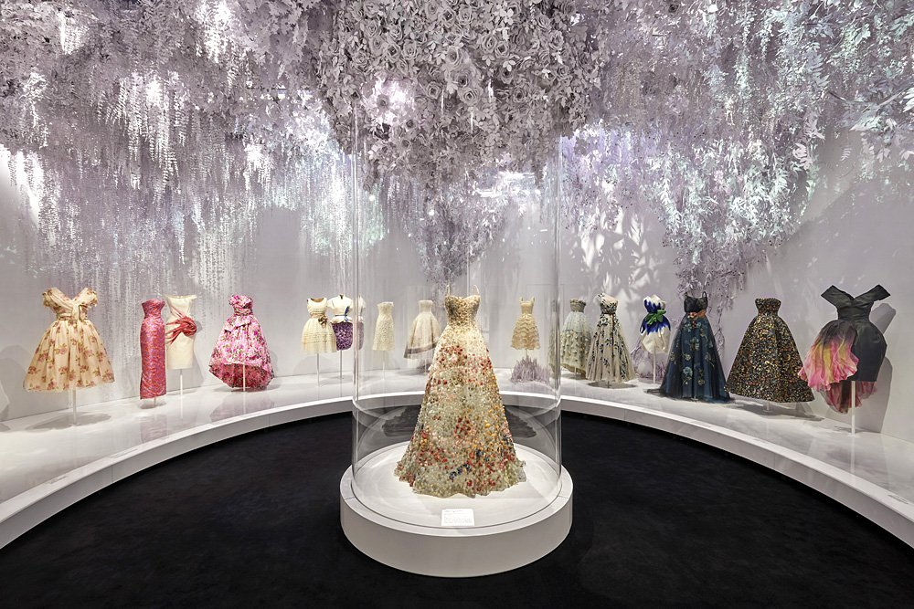 Экспозиция Christian Dior: Designer of Dreams в Музее Виктории и Альберта. Фото: Adrien Dirand