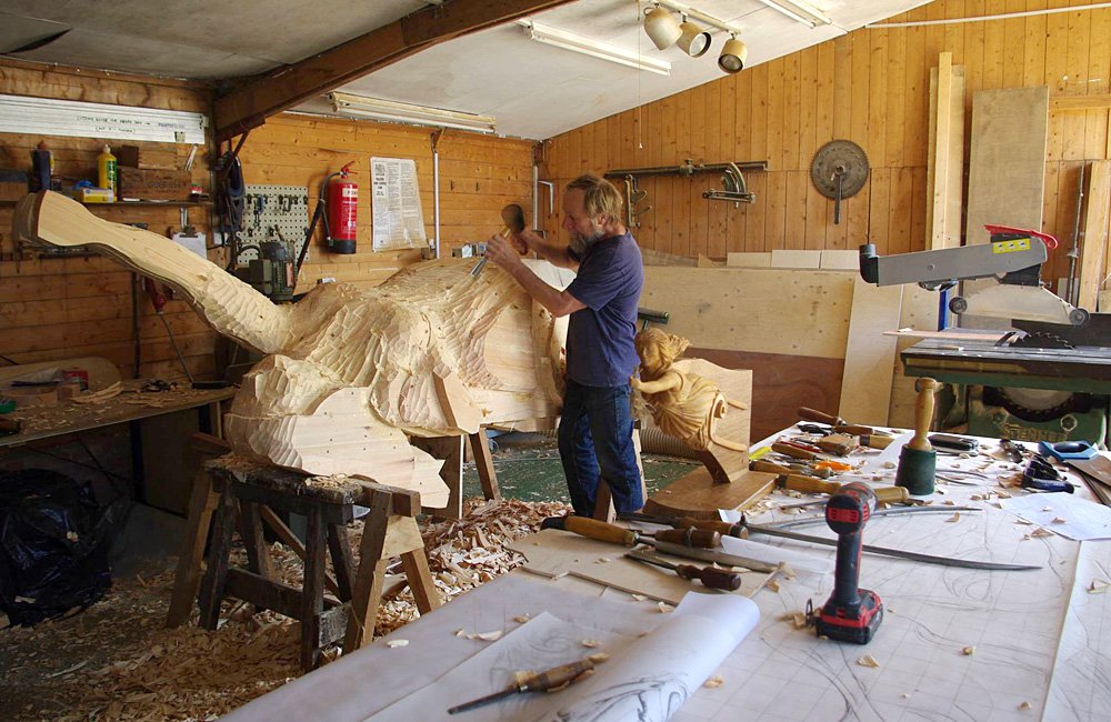Энди Питерс в процессе работы над новой носовой фигуры для клипера. Фото: Maritima Woodcarving