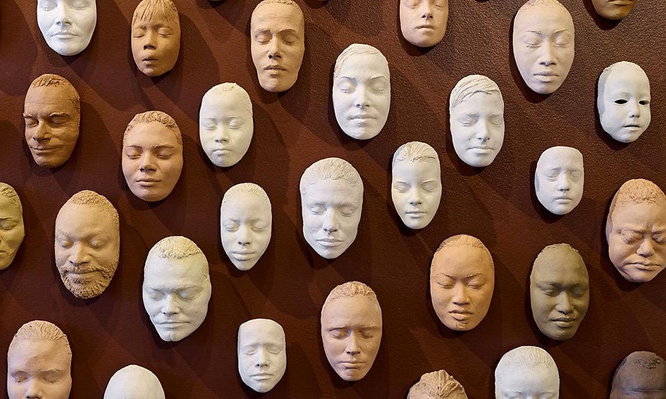 Фрагмент инсталляции «Лица Рут Асавы» в Центре искусств Канторов Стэнфордского университета. Фото: Andrew Brodhead.