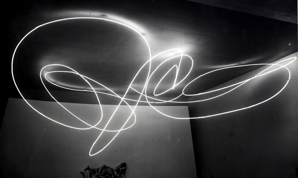 Лучо Фонтана. «Космический свет». 1951. Инсталляция. Фрагмент. Фото: Fondazione La Triennale di Milano
