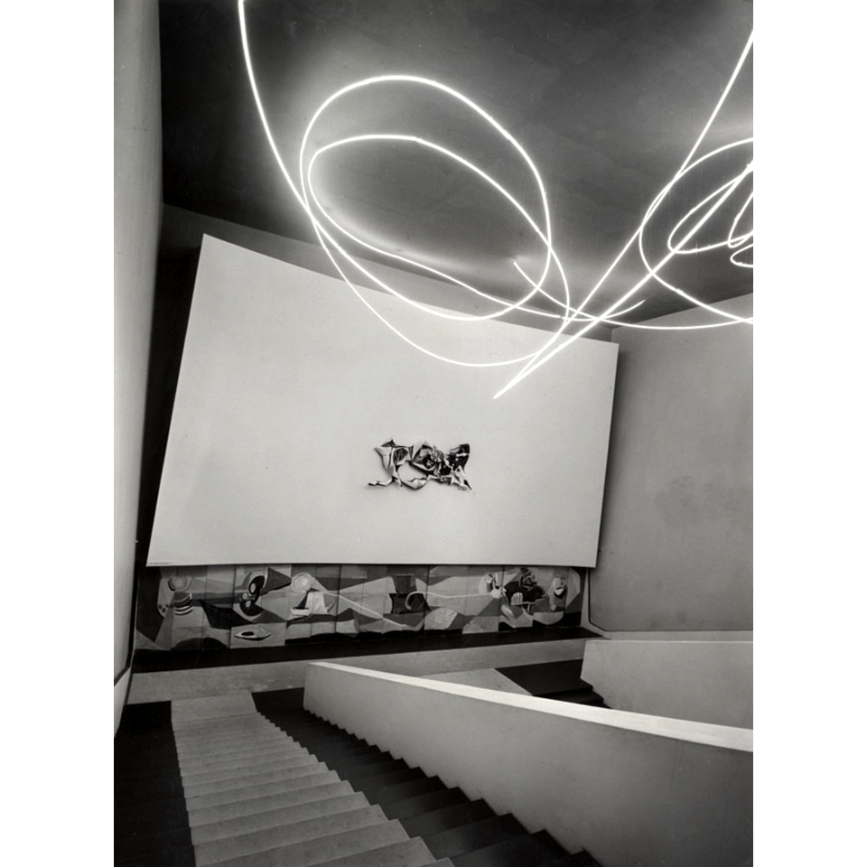 Лучо Фонтана. «Космический свет». 1951. Инсталляция. Фото: Fondazione La Triennale di Milano