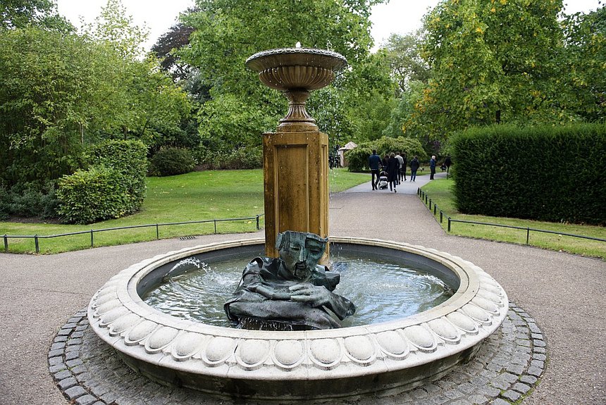 "Нептун" Мэтью Монагана уже успел полежать в фонтане Национального музея Рима в палаццо Альтемпс, а теперь переехал в Риджент-парк. Галерея Massimo De Carlo / Linda Nylind/Frieze