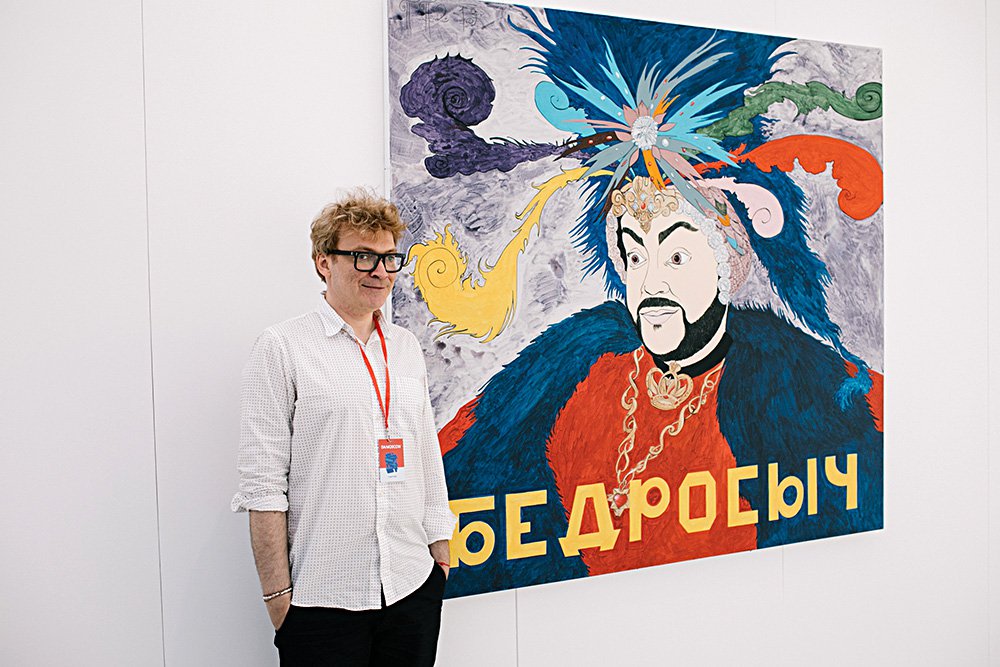Павел Пепперштейн на фоне своей новой работы «Бедросыч». Фото: DA!MOSCOW
