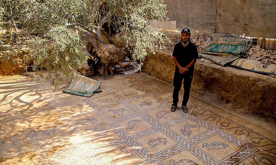 Фермер Салман аль-Набахин, обнаруживший редкую мозаику. 19 сентября 2022 года. Фото: Ahmad Hasaballah/IMAGESLIVE via ZUMA Press Wire/TASS