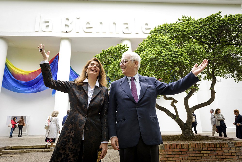 Кристин Масель и президент Венецианской биеннале Паоло Баратта. Фото: Andrea Avezzu