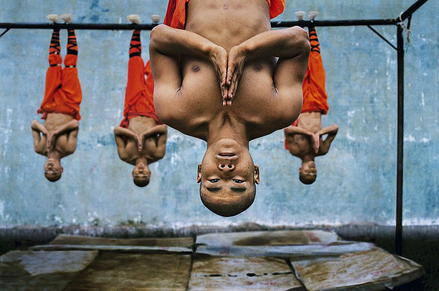 Стив Маккарри. «Тренировка шаолиньских монахов. Чжэнчжоу, Китай». 2004. Фото: MMOMA