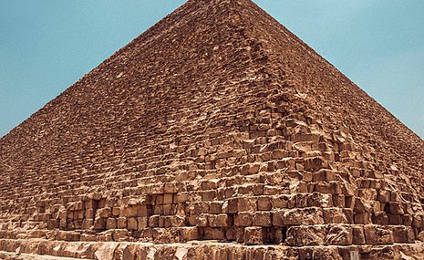 На фоне пирамид Гизы покажут выставку современного искусства