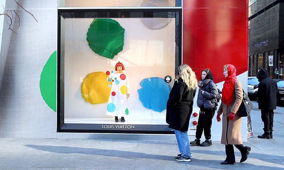 Робот в образе Яёи Кусамы в витрине нью-йоркского магазина Louis Vuitton на Пятой авеню в Нью-Йорке.  9 января 2023 г. Фото: Charles Guerin/ABACAPRESS.COM