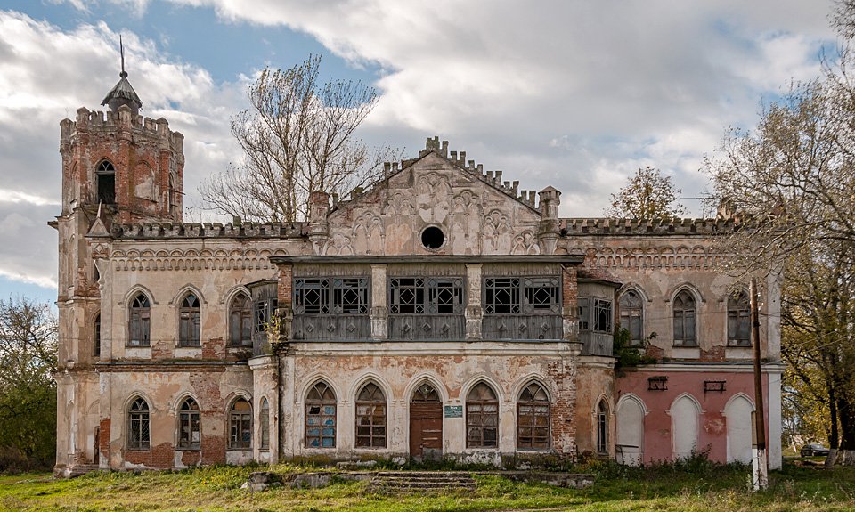 Авчурино. Готический домик (архитектор неизвестен) ждет реставраторов. Фото: Вадим Разумов