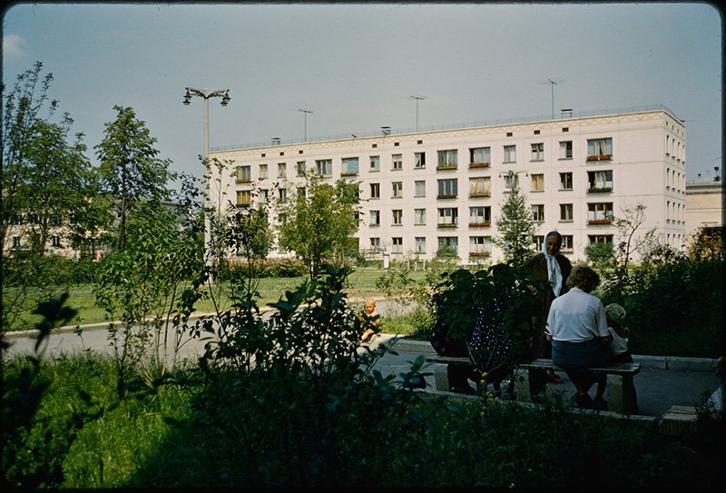 Фотограф Джон Репс. Жилой дом в 9-м квартале района Новые Черемушки. Москва. 1964 г. Сornell University Library