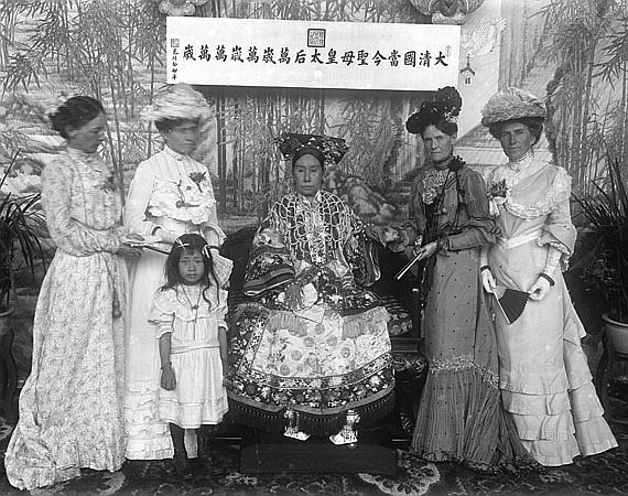 Императрица (в центре) с Сарой Пайк Конджер (вторая справа), автором идеи создания картины. Ок. 1903–1905 гг.