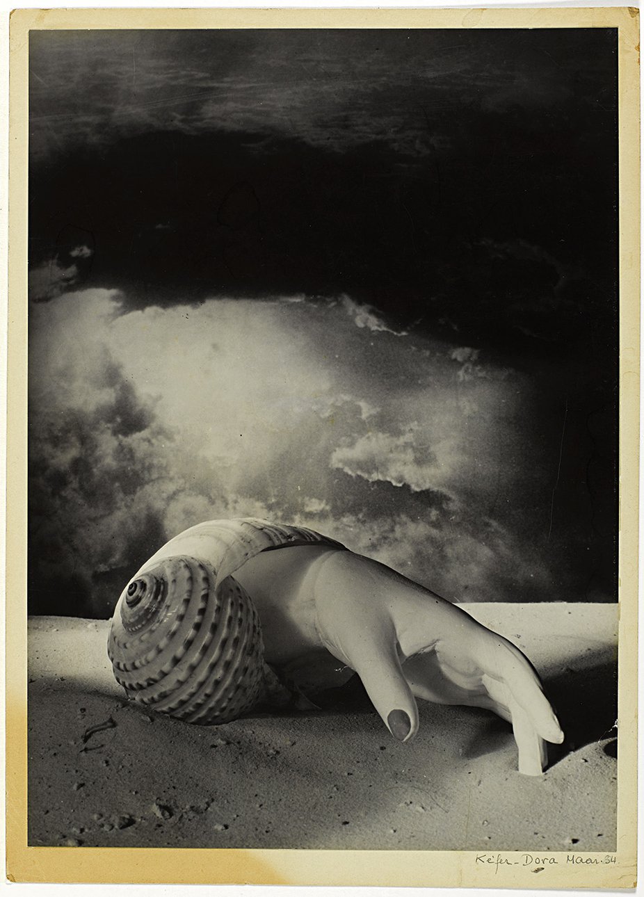 Дора Маар. «Без названия (Рука - ракушка)».  1934. Серебряно - желатиновый отпечаток. Фото: Centre Pompidou, MNAM-CCI / Philippe Migeat / Dist. RMN-GP