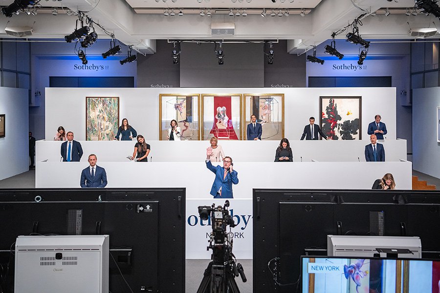 Участники делают ставки на вечернем аукционе современного искусства Sotheby’s в Нью-Йорке. Фото: Sotheby’