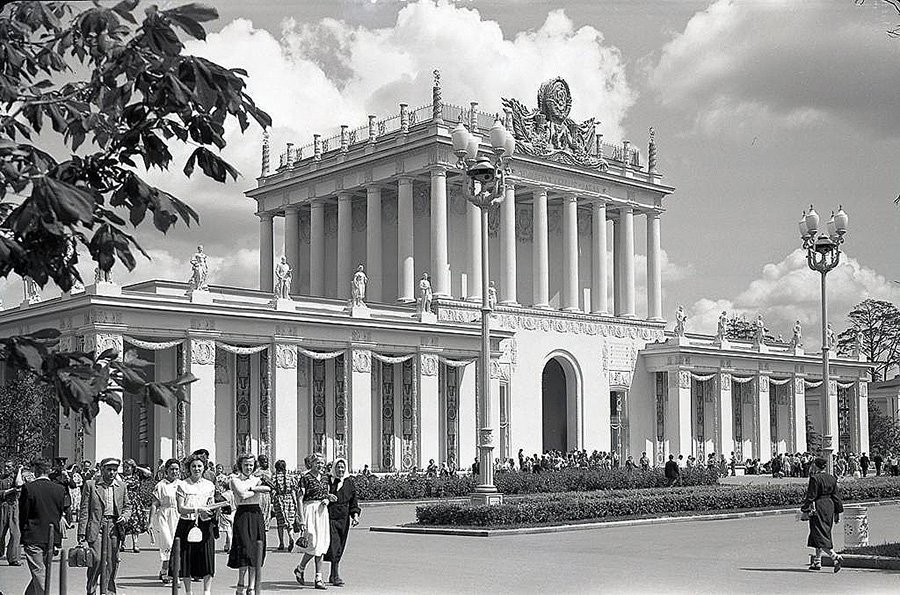 Павильон № 64 «Ленинград и Северо-Запад РСФСР» (с 1982 г. «Оптика»). 1955 г. Фото: АО «ВДНХ»