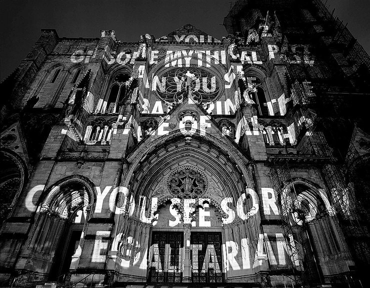 Из серии «Проекции». 2004. Нью-Йорк. Фото: Edd Horder, Jenny Holzer/Art Resource, NY
