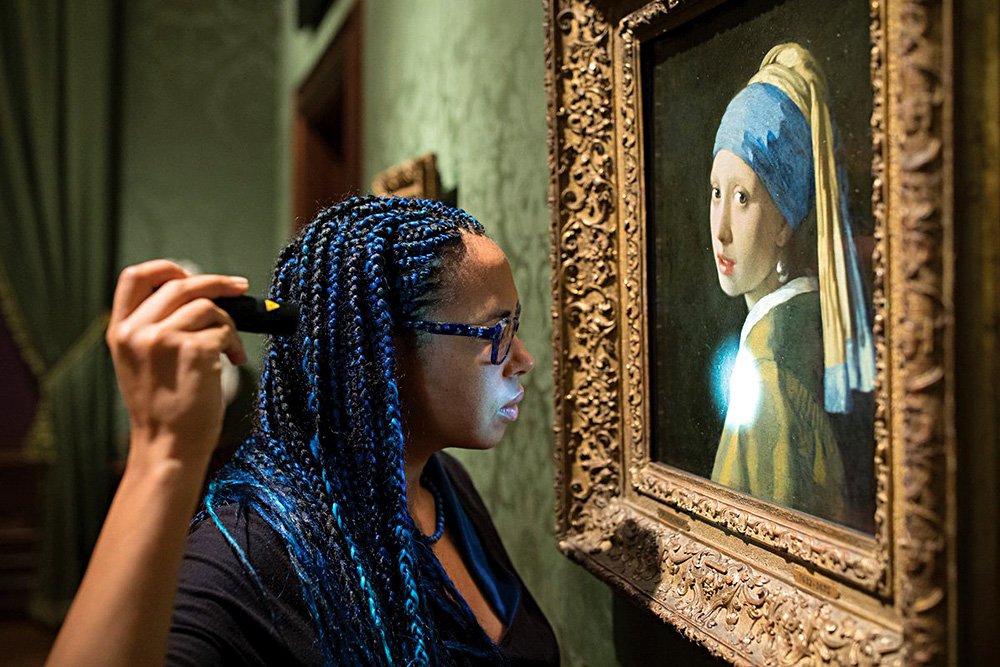 Реставратор живописи в Маурицхейсе Эбби Вэндивер, руководившая проектом «Девушка в центре внимания». Фото: Mauritshuis
