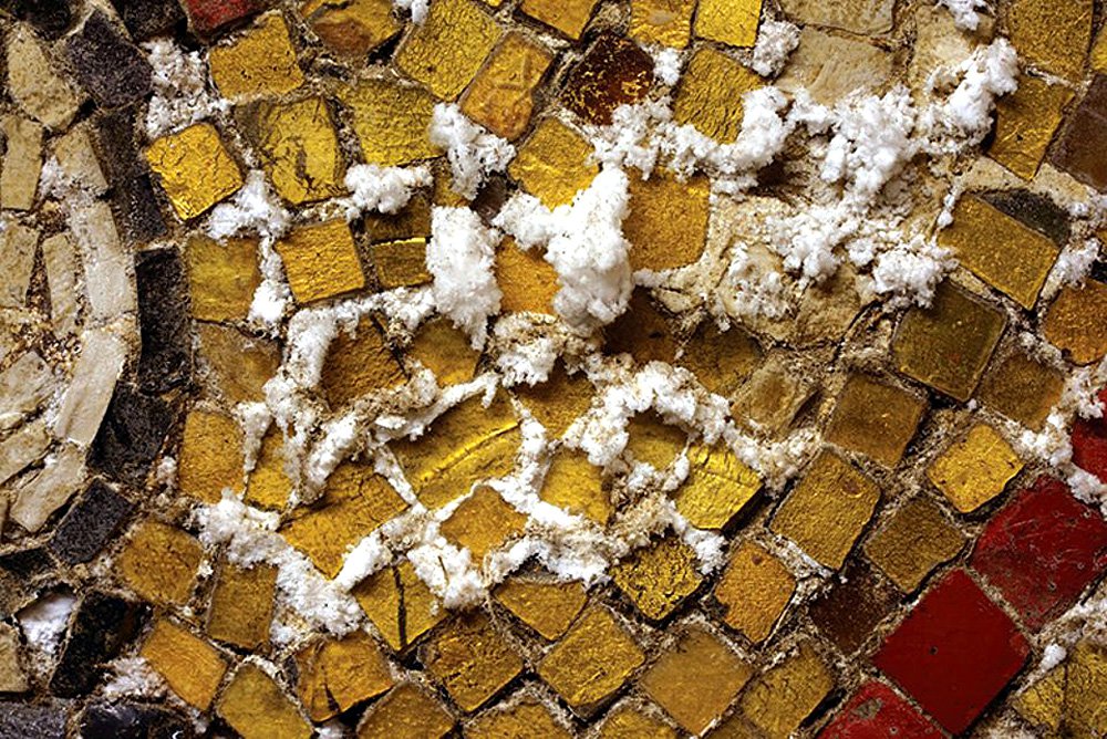 Соленая вода разъедает известковый раствор, на котором крепятся золотые мозаики собора Святого Марка. Фото:  Procuratoria di San Marco