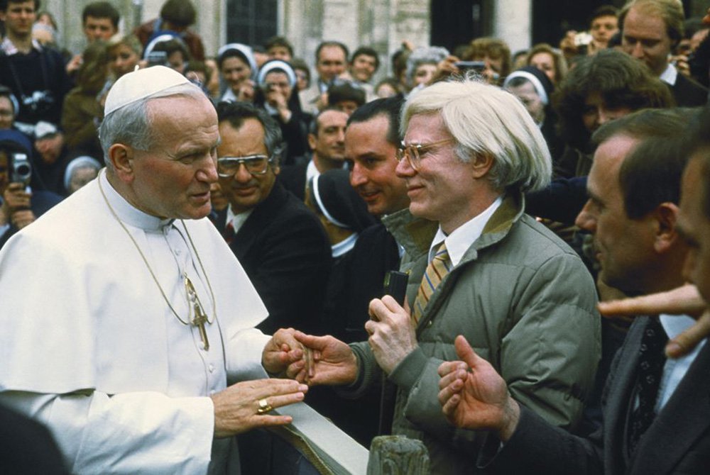 Папа Иоанн Павел II и Энди Уорхол. 1980 г. Фото: Lionello Fabbri/SCIENCE SOURCE