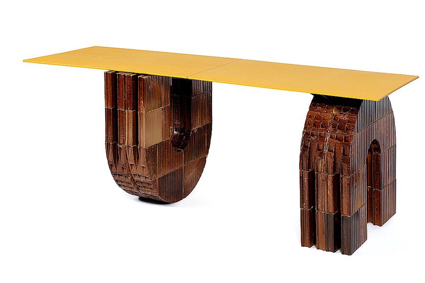 Стол из коллекции предметов интерьера Roman Molds от Fendi, созданной в коллаборации со швейцарским дизайн-бюро Kueng Caputo