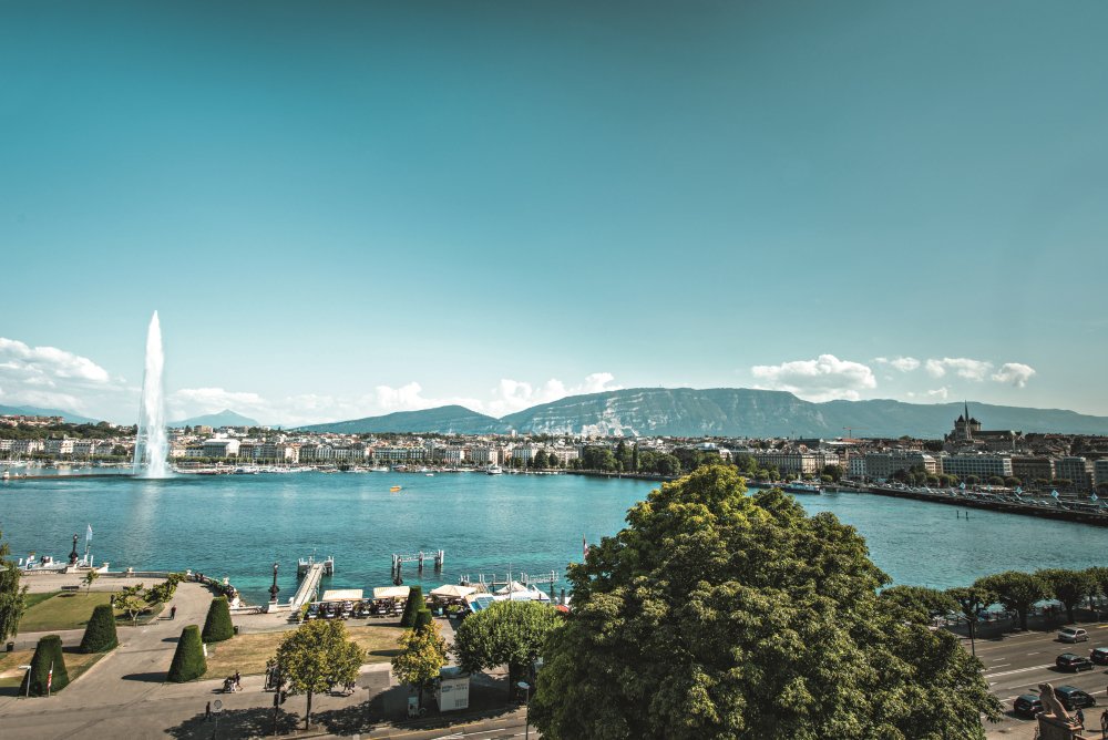 Вид на Женеву и символ города — фонтан Jet d’Eau