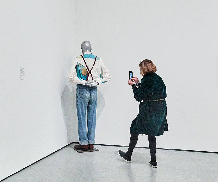 Посетительница нью-йоркского MoMA фотографирует работу Мартина Киппенбергера «Мартин, в угол, тебе должно быть стыдно», созданную в 1992 году. Фото: MoMA/Gus Powell