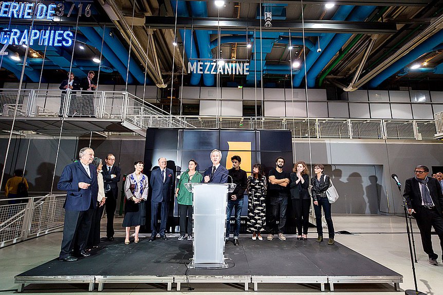 Директор Центра Помпиду Бернар Блистен (в центре), международное жюри и финалисты на церемонии вручения Премии Марселя Дюшана. Фото: Cécile Muzard