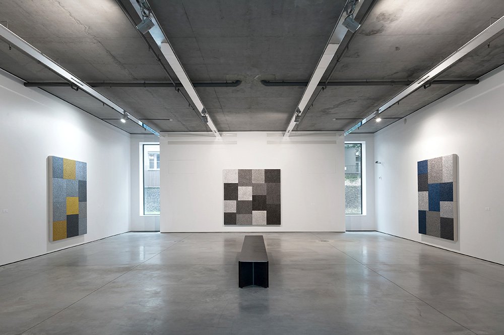 Работы Питера Хелли в Галерее Гари Татинцяна. Фото: Gary Tatintsian Gallery
