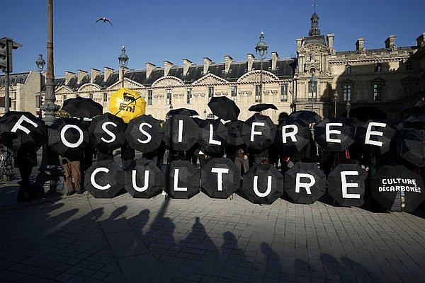 Активисты провели акцию протеста у входа в Лувр, призывая музей отказаться от спонсорской помощи французского нефтяного гиганта Total и итальянской нефтяной компании Eni. Фото: bakersfiels.com