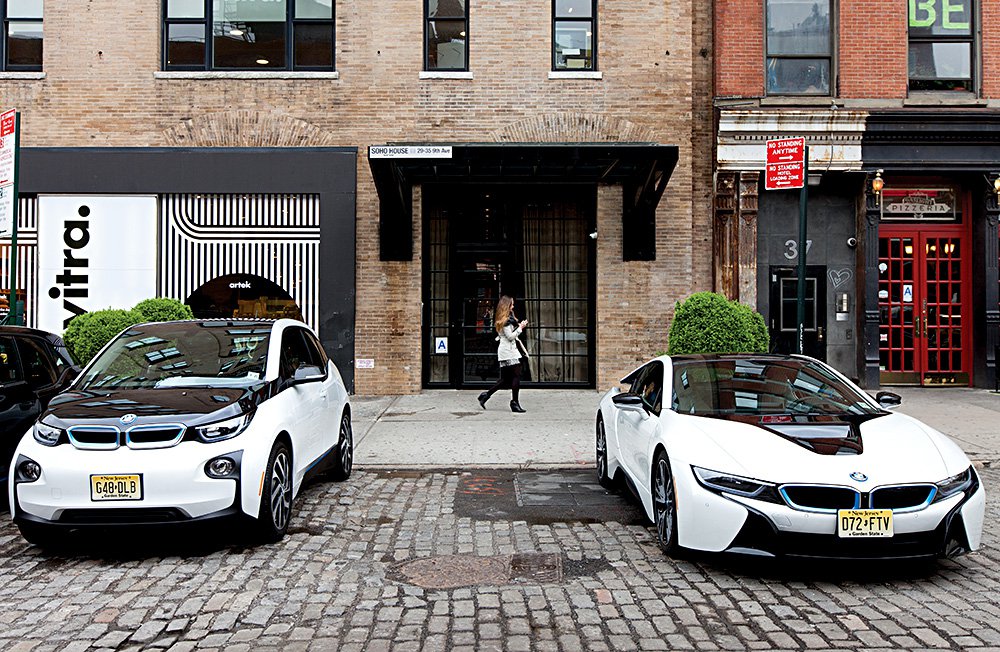 Электрокары BMW i3 и BMW i, представленные в рамках постоянного партнерства концерна BMW и ярмарки Frieze. Фото: BMW