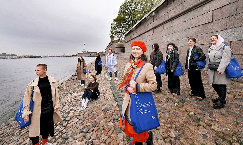 Молодые специалисты — урбанисты, архитекторы, дизайнеры — у стен Петропавловской крепости. Фото: ПАО «Газпром»