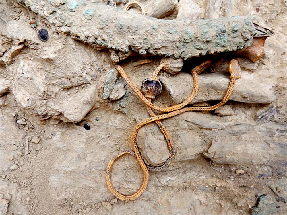 Больше всего недоумение вызывают женские золотые украшения, найденные в мужской гробнице. AFP/Eastnew