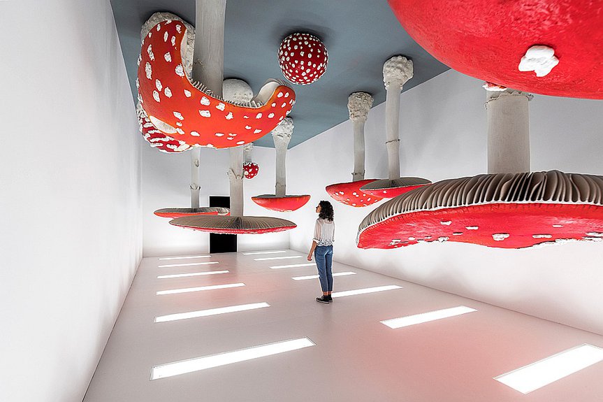 Карстен Хёллер. «Комната с перевернутыми грибами» на выставке «Атлас». Фото: Fondazione  Prada