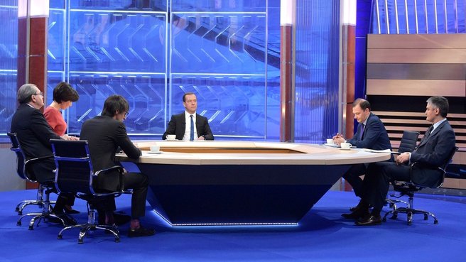 «Разговор с Дмитрием Медведевым». Интервью пяти телеканалам. Фото: Правительство РФ