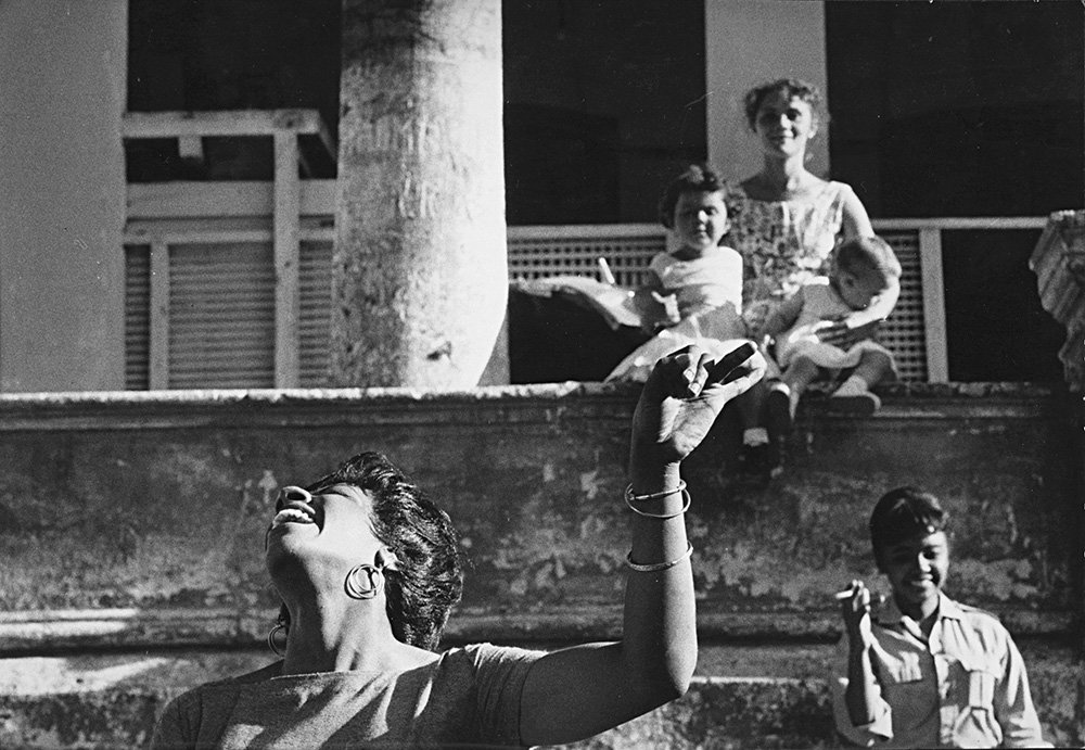 Аньес Варда. «Члены киношколы I.C.A.I.C. танцуют ча-ча-ча. Сарита Гомес, женщина и дети. Гавана, 1962–1963». Из серии «Куба». Фото: Agnès Varda/Galerie Nathalie Obadia, Paris/Brussel