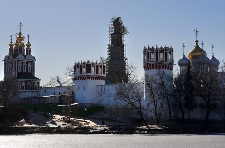 Колокольня Новодевичьего монастыря, пострадавшая от пожара. Фото: Антон Новодережкин/ТАСС